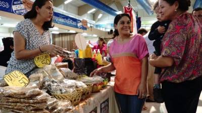 La emprendedora Miriam Aguilar ofrece su producto en el Bazar del Sábado de Expocentro. Las totucas han sido muy solicitadas.
