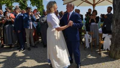 El presidente de Rusia, Vladímir Putin, asistió a la boda de la ministra de Exteriores de Austria, Karin Kneissl, en una breve y controversial visita privada.