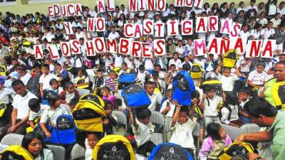 Los niños del centro básico Santa Teresa de Jesús, de la Nueva Capital, en la inauguración de clases.