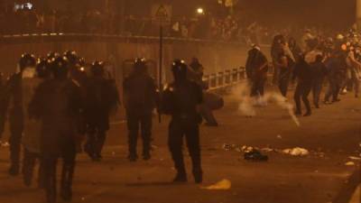 Manifestantes se enfrentan con la policía este lunes al centro histórico de Quito (Ecuador) . EFE/ José Jacome /Archivo