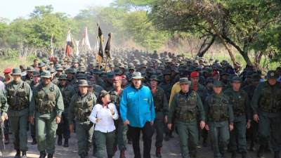 Handout photo released by the Venezuelan Presidency of Venezuela's President Nicolas Maduro (C) marching with Defense Minister Vladimir Padrino (C-R) and military commanders during military exercises of cadets of the Bolivarian Military University at a training center in El Pao, Cojedes state, Venezuela on May 4, 2019. - Venezuelan President Nicolas Maduro called on the armed forces to be 'ready' in the event of a US military offensive against the South American country, in a speech to troops on Saturday. His speech at a military base came as opposition leader Juan Guaido rallied his supporters in a new day of protests to press the armed forces to support his bid to dislodge Maduro. (Photo by HO / Venezuelan Presidency / AFP) / RESTRICTED TO EDITORIAL USE - MANDATORY CREDIT 'AFP PHOTO / VENEZUELAN PRESIDENCY' - NO MARKETING NO ADVERTISING CAMPAIGNS - DISTRIBUTED AS A SERVICE TO CLIENTS