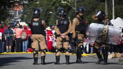 Un grupo de policías militares que custodian a cientos de simpatizantes del expresidente Lula da Silva en los alrededores de la sede de la Policía Federal donde se encuentra recluido el exmandatario. EFE