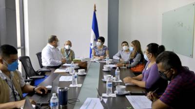 Representantes de Gobierno y sector privado como la Chico y Cohep, que son parte de la mesa interinstitucional de proyectos de bordos, discutieron ayer los avances en las obras. Fotos: Melvin Cubas.