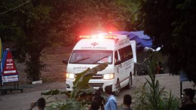 Una ambulancia abandona el área de la cueva Tham Luang luego de que varios buzos evacuaron a algunos de los 12 niños.