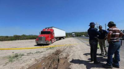 Las autoridades hondureñas hicieron una completa revisión de la rastra con placas de Guatemala que conducía el sospechoso que fue detenido.