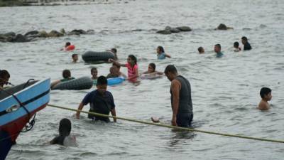 Los jóvenes disfrutaron de las aguas de Omoa y Puerto Cortés sin importar las lluvias que cayeron.