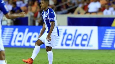 El centrocampista hondureño Bryan Acosta adelanta la pelota contra Costa Rica en el partido de la Copa Oro. EFE