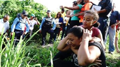 Familiares del estudiante Carlos Adolfo Mencía lloran al ver su cadáver a la orilla del río Chamelecón, luego de que fuera rescatado por los bomberos a la altura de la aldea El Higuero, en Choloma.