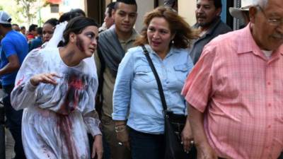 Una joven hondureña vestida de zombi sorprende a los capitalinos en el parque central.