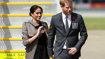 Meghan, duquesa de Sussex, y el príncipe Harry a su llegada al Aeropuerto Internacional de Wellington, Nueva Zelanda, este 28 de octubre 2018. Hagen Hopkins/ AFP.