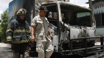 Cuando los bomberos llegaron al lugar del incidente, el camión repartidor de lácteos se había quemado casi en su totalidad.