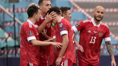 Futbolistas de Rusia festejando una de las anotaciones que le dieron la victoria ante Eslovenia. Foto AFP.