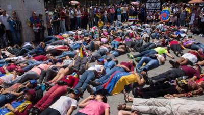 Manifestantes venezolanos participan en un homenaje en recuerdo de los caídos durante las protestas contra el gobierno de Nicolás Maduro.