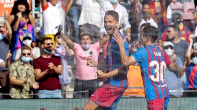 GRAF9444. BARCELONA (ESPAÑA), 26/09/2021.- El delantero holandés del Barcelona Luuk De Jong (i) celebra con sus compañeros tras marcar el 2-0 durante el partido entre FC Barcelona y Levante UD correspondiente a la séptima jornada de LaLiga Santander este domingo en el estadio Camp Nou de Barcelona. EFE/Quique García