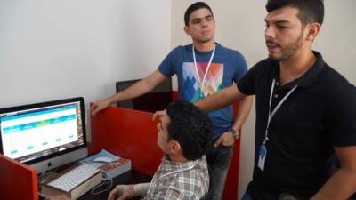 Los hermanos Nazar, de CloudBiz. Gabriel Sabillón muestra la App. Ambiente en el Honduras Digital Challenge.