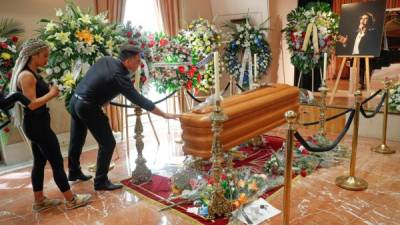 Capilla ardiente del cantante Camilo Sesto, que falleció en la madrugada del pasado domingo en Madrid a los 72 años, instalada este lunes en la sede de la Sgae. EFE