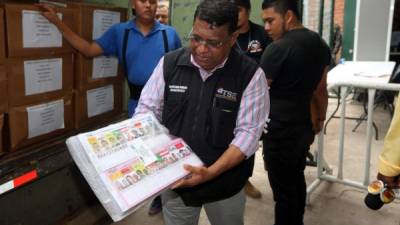 El magistrados Saúl Escobar recibe parte del material electoral que se usará en las elecciones generales del 26 de noviembre.
