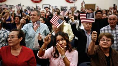 Los inmigrantes que apliquen a la residencia o ciudadanía enfrentarán nuevos obstáculos impuestos por el Gobierno de Trump./Archivo AFP.