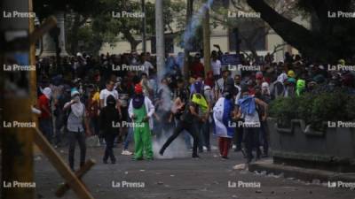 Una protesta de sectores de la educación y la salud en Honduras ha derivado este lunes en un enfrentamiento en Tegucigalpa entre manifestantes y policías que han lanzado gas lacrimógeno.