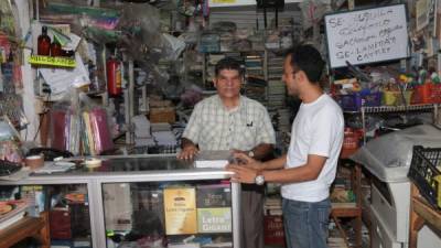 Santos Barahona ofrece una variedad de libros de escritores nacionales y extranjeros.