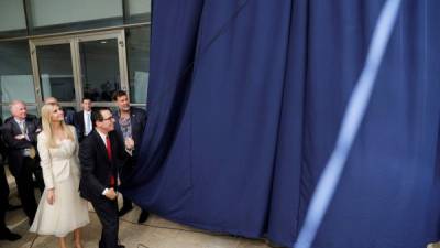 Ivanka Trump, en nombre de su padre, el presidente estadounidense, Donald Trump, junto al secretario del Tesoro, Steve Mnuchin, destaparon hoy la placa que inauguró la embajada de EEUU ante Israel en Jerusalén, en una histórica ceremonia.