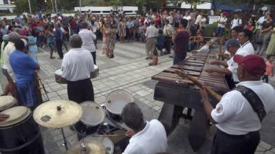 Todos los martes y los jueves, la marimba para conciertos Usula Municipal se presenta.