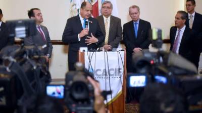 El mandatario Luis Guillermo Solís durante la conferencia de prensa que ofreció a los medios guatemaltecos. Foto: AFP/Johan Ordoñez