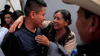 Una mujer abraza a un familiar recién deportado de Estados Unidos tras su llegada junto a un grupo de migrantes guatemaltecos también deportados , en Ciudad de Guatemala (Guatemala). EFE/ Esteban Biba/Archivo