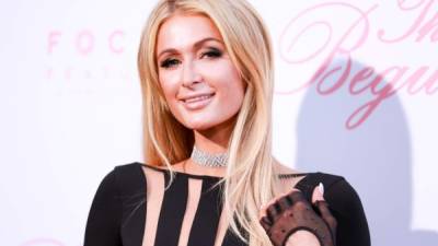 La DJ y socialité estadounidense Paris Hilton.