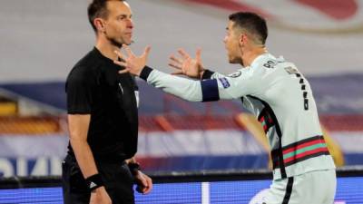 Cristiano Ronaldo no podía creer el gol que le habían quitado en la recta final del partido. Foto EFE.