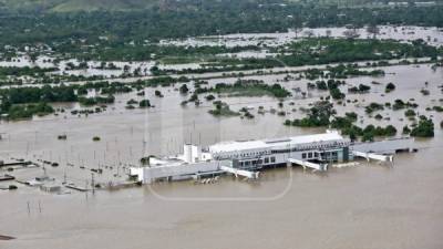 En una panorámica del aeropuerto Villeda Morales tomada la tarde de ayer ya se podían ver las mangas. Horas antes el agua estaba hasta el techo y la torre de control apenas se miraba. Fotos: Melvin Cubas