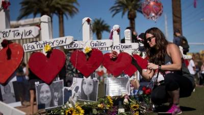 Con 58 cruces recuerdan a las víctimas en Las Vegas.