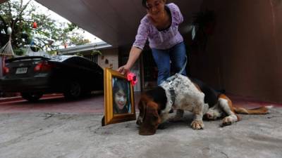 La casa donde vivía Ana Lucía permanece cerrada, pero su perrita es sacada a pasear por los vecinos.