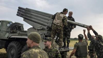 Los soldados ucranianos preparan ataques contra los prorrusos en Donetsk.