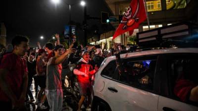 Miles de fans de los Buccaneers desafiaron las restricciones contra el coronavirus y se volcaron a las calles para celebrar la victoria de su equipo en el Super Bowl pese a las advertencias de las autoridades sanitarias sobre rebrotes del virus.