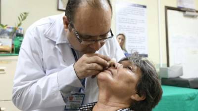 El médico Cándido Mejía es quien evalúa los lunares de los pacientes.