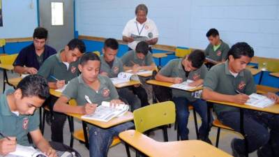 Los estudiantes salen preparados en seis áreas; entre estas, mecánica automotriz.