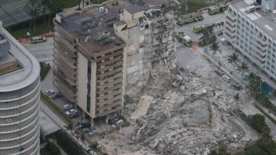 SURFSIDE, FLORIDA - JUNE 24: Search and rescue personnel work in the rubble of the 12-story condo tower that crumbled to the ground during a partially collapse of the building on June 24, 2021 in Surfside, Florida. It is unknown at this time how many people were injured as search-and-rescue effort continues with rescue crews from across Miami-Dade and Broward counties. Joe Raedle/Getty Images/AFP== FOR NEWSPAPERS, INTERNET, TELCOS & TELEVISION USE ONLY ==