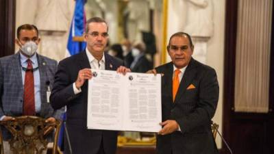 El presidente de República Dominicana, Luis Abinader, acompañado por el vicepresidente regional de la Comisión de libertad de Prensa de la Sociedad Interamericana de Prensa (SIP), Miguel Franjul. EFE