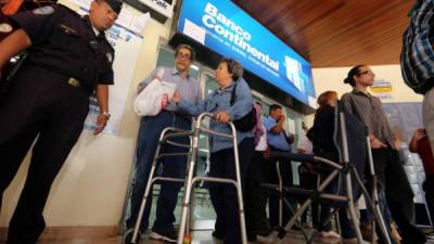 Militares y policías se apostaron en la mañana del lunes frente a las agencias de Banco Continental para resguardar las instalaciones.