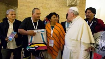 Berta Cáceres, asesinada este jueves, en una reunión sostenida con el papa Francisco.