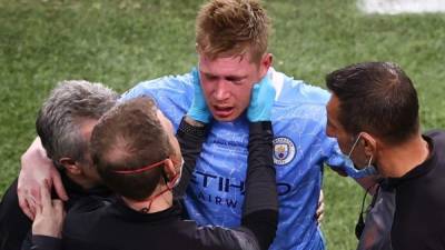 Kevin de Bruyne se tuvo que retirar de la final de la Champions tras un fuerte golpe en la cara con Rüdiger. Foto AFP.