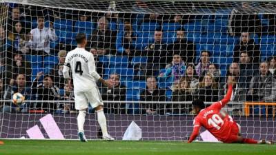 Anthony Lozano del Girona FC le marca un gol en el estadio Santiago Bernabéu al Real Madrid.