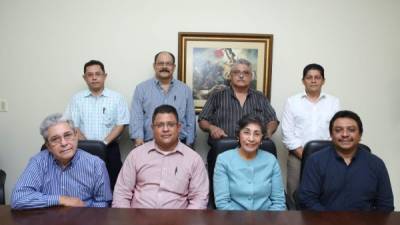 Gustavo Martínez, José Palomo, Miguel Ruiz y Allan Reyes. Sentados: Ramón Zúniga, Edgar Orellana, Maribel Espinoza y Ramón Barrios. Foto: Yoseph Amaya