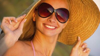Al exponerse al sol use Lleve gafas de sol con una protección de rayos UV, un sombrero de ala ancha. Aplíquese protector solar en el rostro, cuello, escote y brazos.