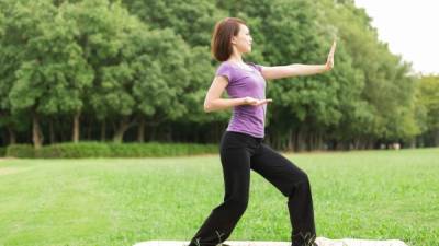 Durante el tai chi se hacen distintas posturas de una forma lenta y concentrada.