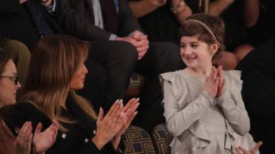 Melania Trump acompaño a Grace Eline durante el discurso de Trump.