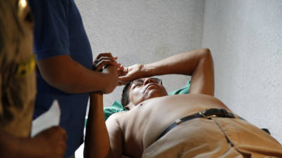 El taxista Julio Espinoza Salgado cuando era atendido en una clínica en La Masica.