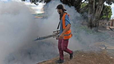 Piden a la población eliminar botellas, llantas y latas.