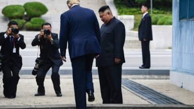 Trump se convirtió ayer en el primer presidente estadounidense en pisar territorio norcoreano./AFP.